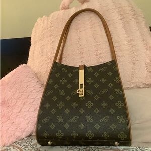 2-tone brown purse in very good condition.